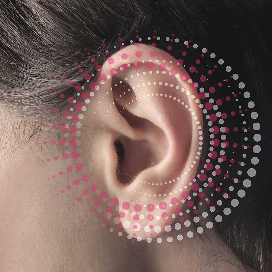 Oreja femenina con marcas de puntos, enfocando en la singularidad de la piel y su apariencia.