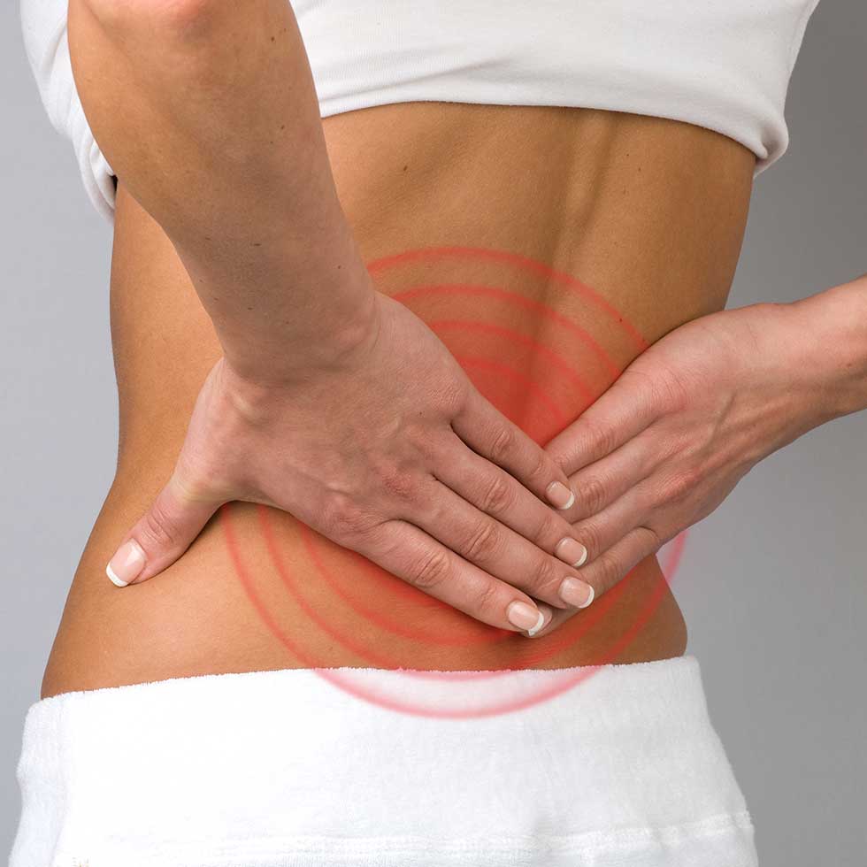 Mujer con dolor de espalda, señalada con un círculo rojo en la zona afectada.